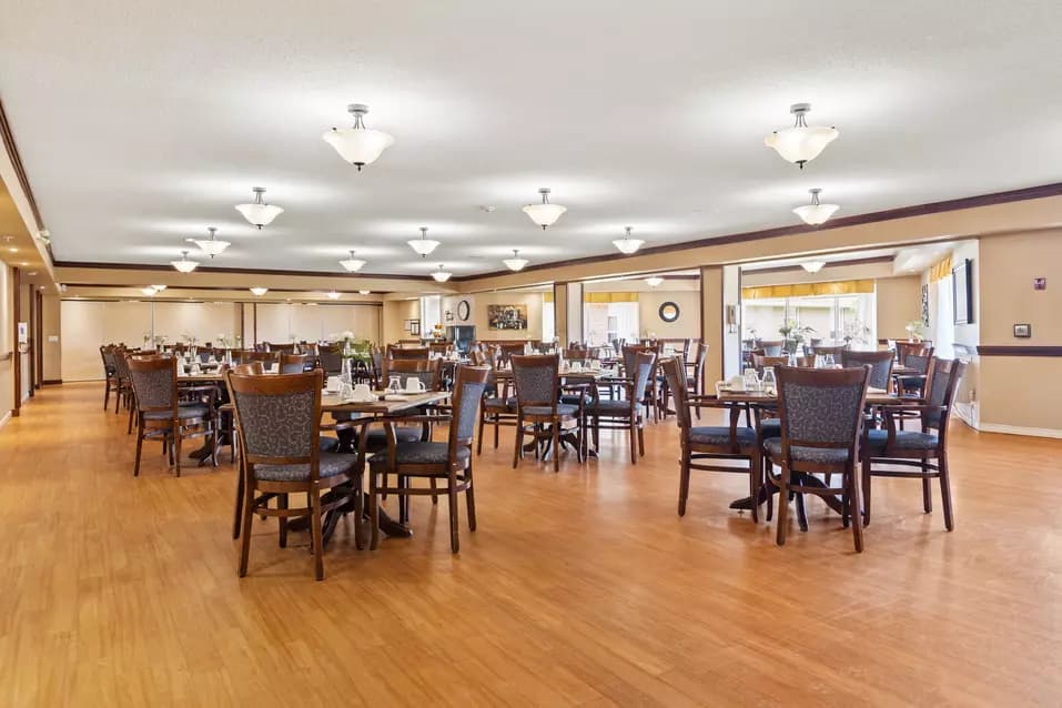 Overview of dining room at Chartwell Quail Creek / Vue d'ensemble de la salle à manger de Chartwell Quail Creek