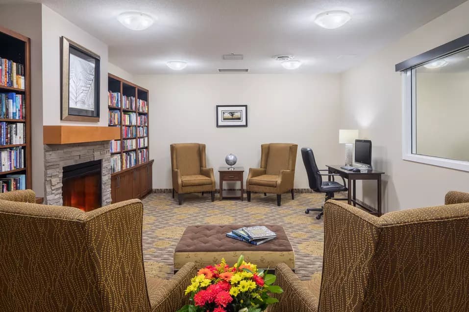 library lounge at chartwell cedarbrooke retirement residence