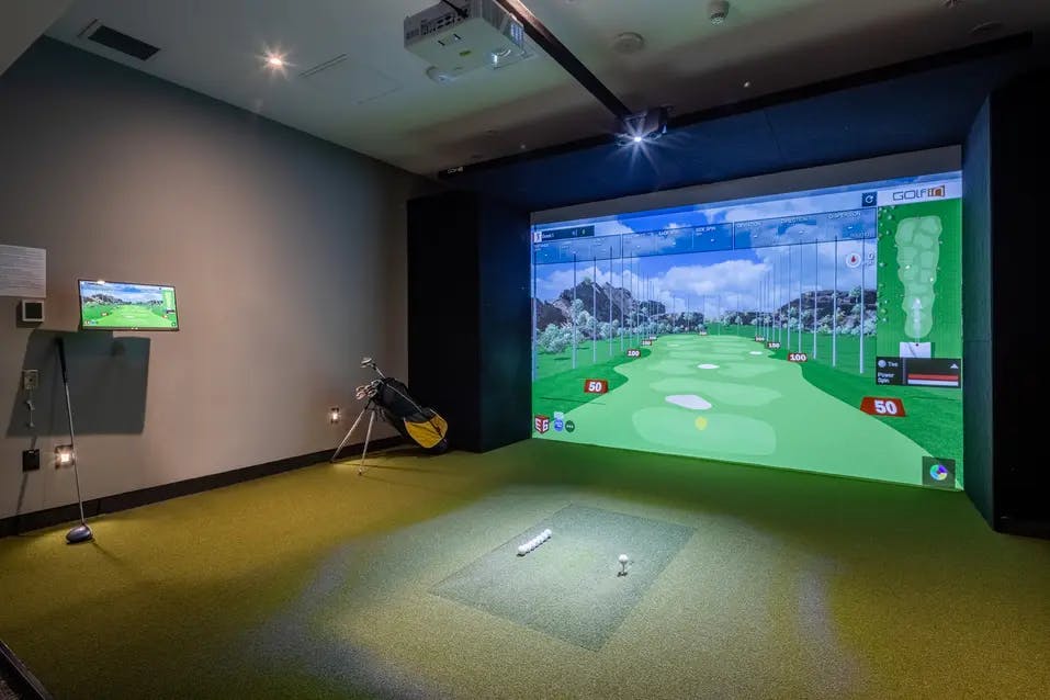 Simulateur de golf intérieur à Chartwell du Plateau / Indoor golf simulator at Chartwell du Plateau