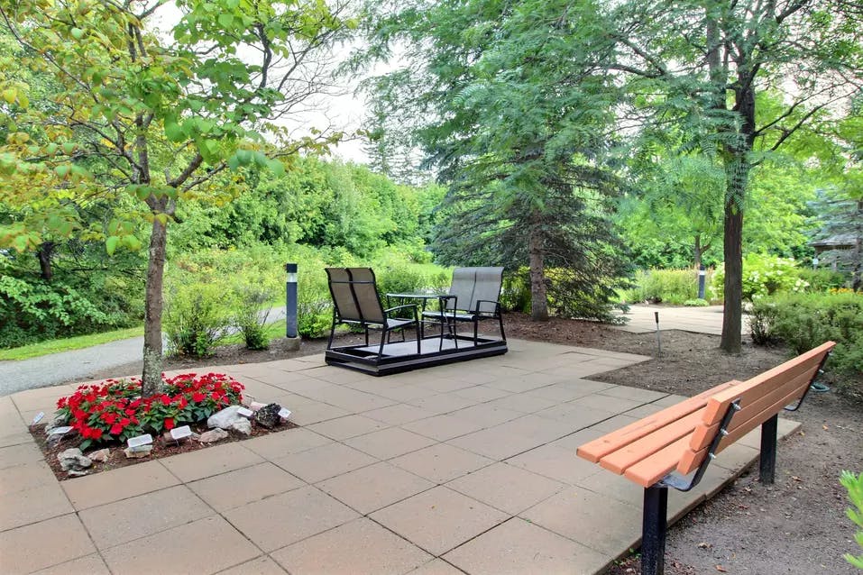 outdoor greenspace at chartwell stillwater creek retirement residence