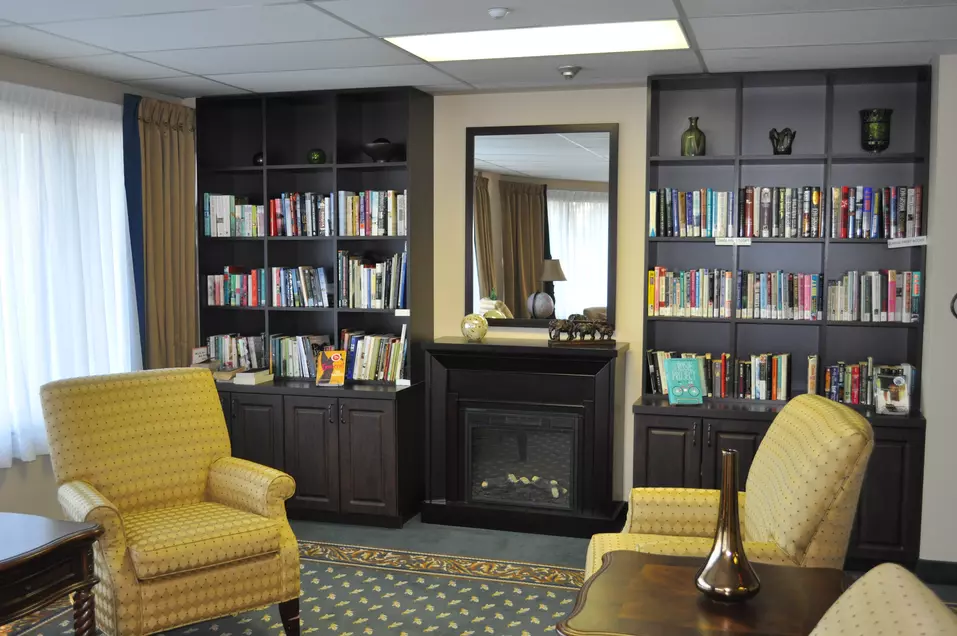 Library and comfortable seating at Chartwell Park Place Retirement Residence. 