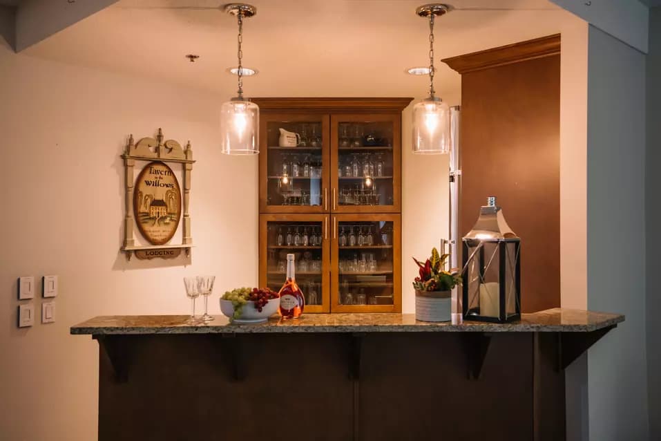 bar and lounge at chartwell willow care residence