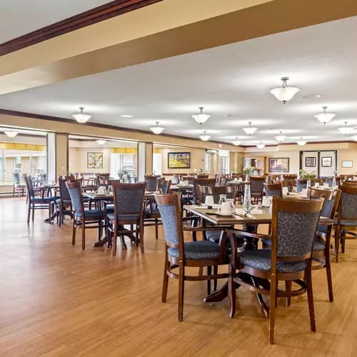 Dining room at Chartwell Quail Creek / Salle à manger de Chartwell Quail Creek