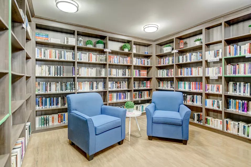 Deux chaises bleues dans la bibliothèque de Chartwell l'Unique. Two blue chairs in Chartwell l'Unique's library