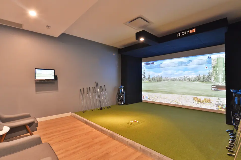 Golf sur écran intérieur au Jules-Verne / Indoor screen golf at Le Jules-Verne