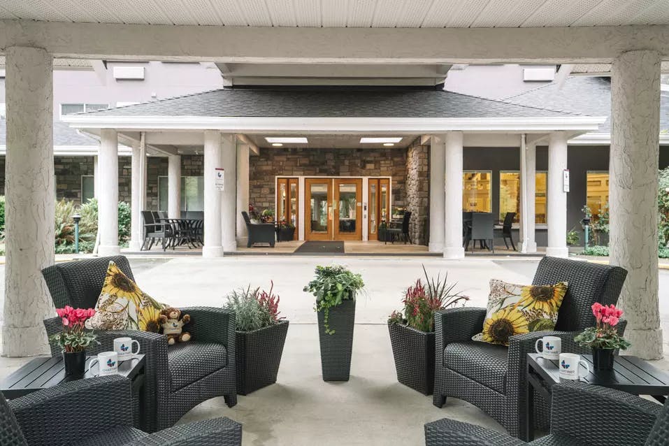 comfortable patio furniture and courtyard at chartwell imperial place retirement residence
