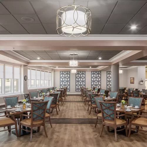 spacious and bright dining room at chartwell kamloops retirement residence