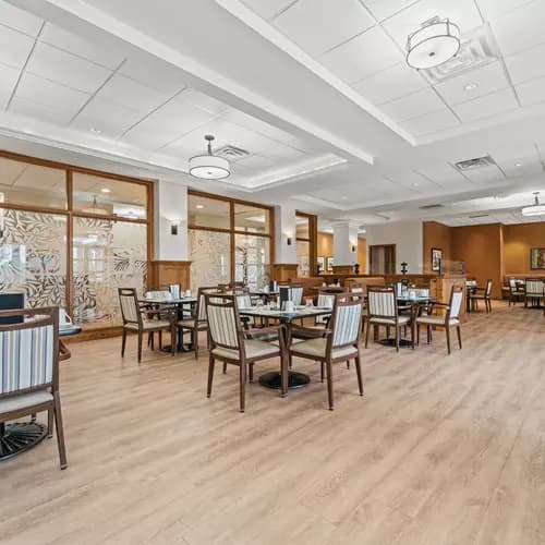 Dining room at Chartwell Clair Hills / Salle à manger chez Chartwell Clair Hills