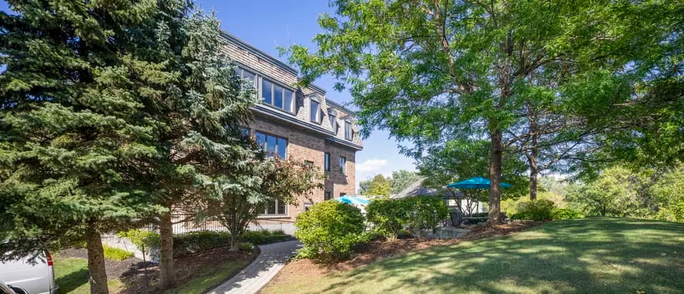 walking paths at chartwell bayview retirement residence