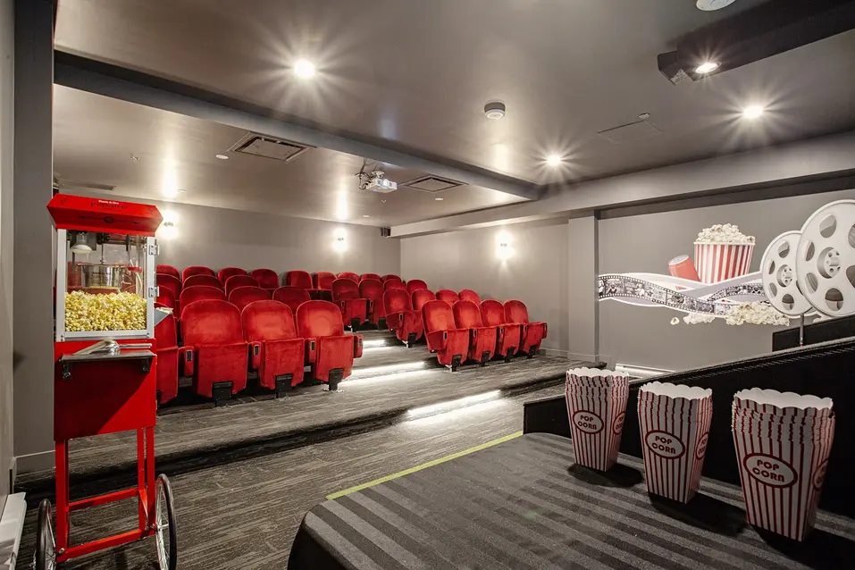 Salle de théâtre à Val-Bélair /  Theater room at Val-Bélair