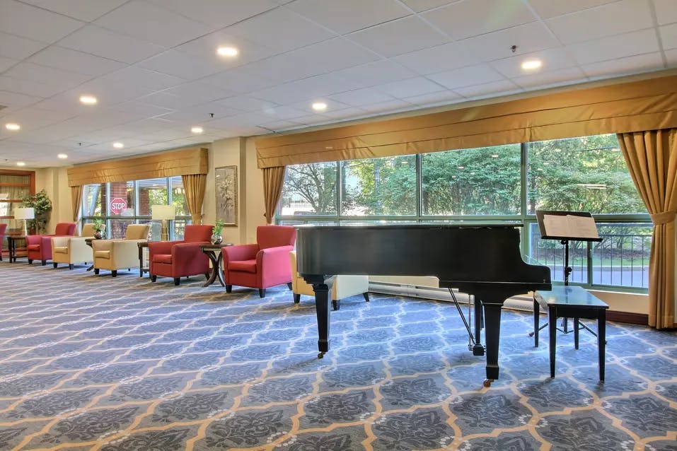piano lounge at chartwell chateau cornwall retirement residence résidence pour retraités salon commun avec grand piano