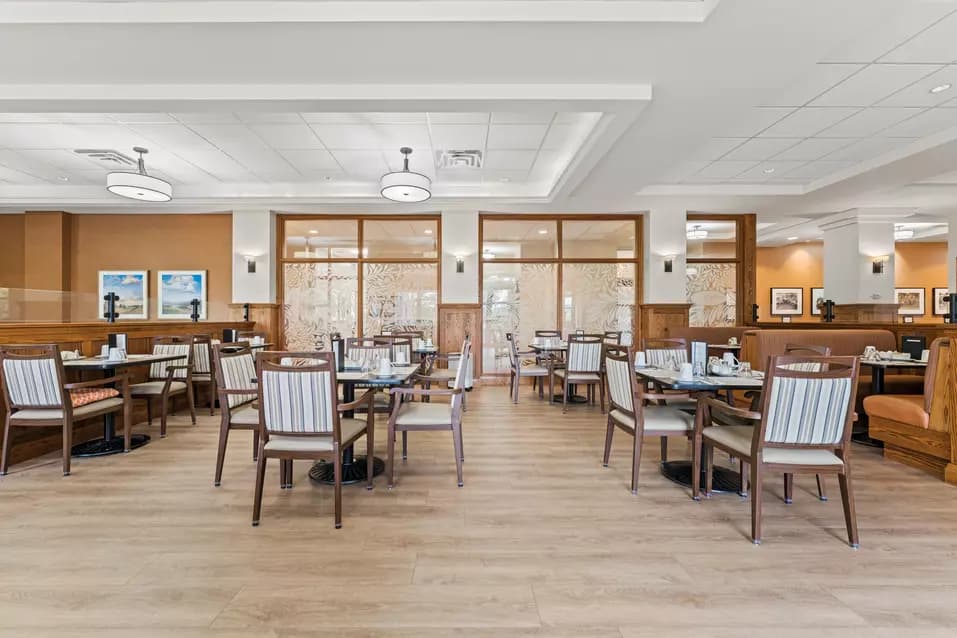 Overview of a dining room at Chartwell Clair Hills / Vue d'ensemble d'une salle à manger chez Chartwell Clair Hills