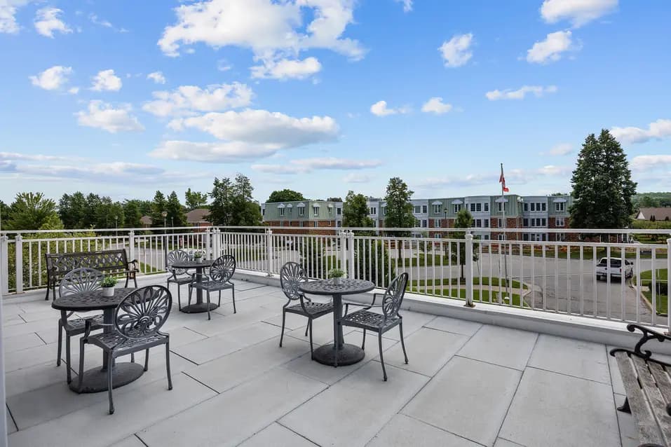 Outdoor patio with tables and chairs at Chartwell Orchards / Terrasse avec tables et chaises chez Chartwell Orchards