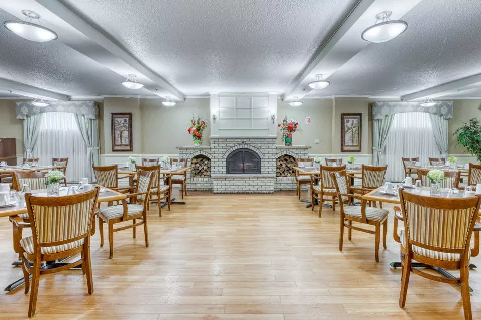 Salle à manger avec foyer Chartwell Villa Rive-Sud résidence pour retraités