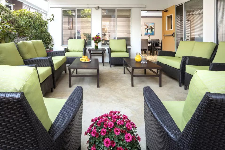 gorgeous patio at chartwell willow care residence