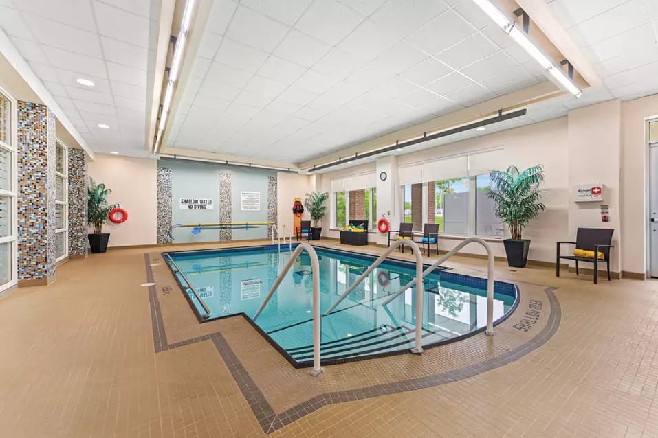 Indoor pool at Chartwell Clair Hills / Piscine intérieure chez Chartwell Clair Hills