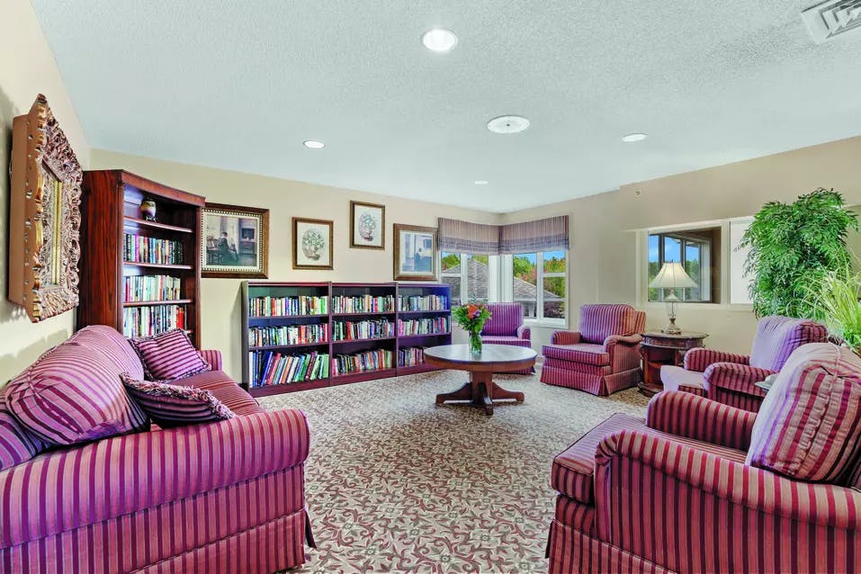 The library of Chartwell Isabella Retirement Residence 