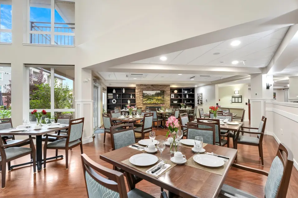 Dining room with high ceiling at Chartwell Ridgepointe / Salle à manger avec haut plafond à Chartwell Ridgepointe