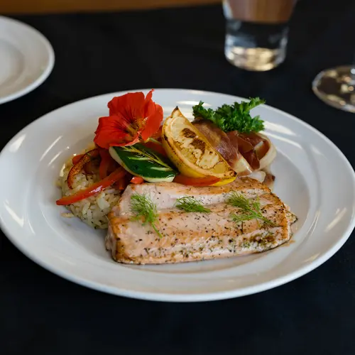 Salmon served with roasted vegetables and rice / Saumon servi avec des légumes rôtis et du riz