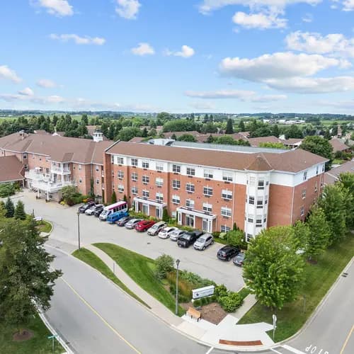 Drone shot of exterior view of Chartwell Orchards / Vue extérieure de Chartwell Orchards prise par un drone