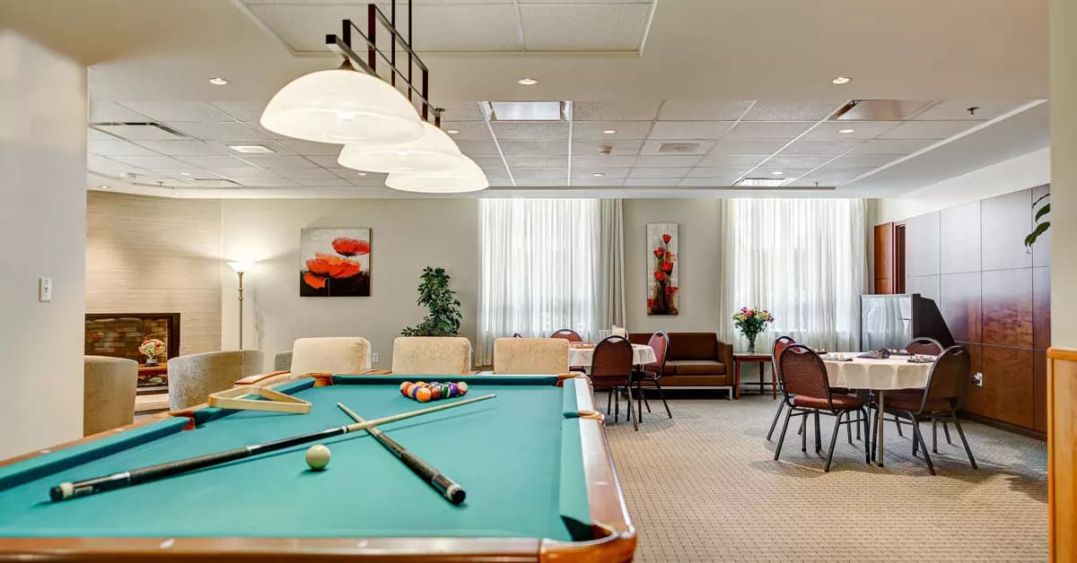 Salle d'activités avec table de billard Chartwell Ste-Marthe résidence pour retraités