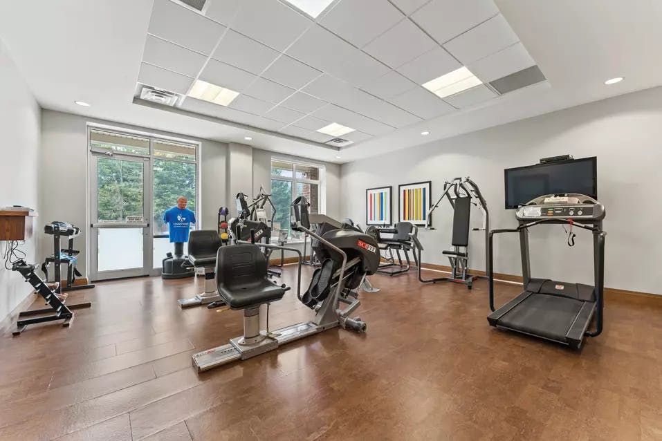 Exercise room at Chartwell Clair Hills / Salle d'exercice chez Chartwell Clair Hills