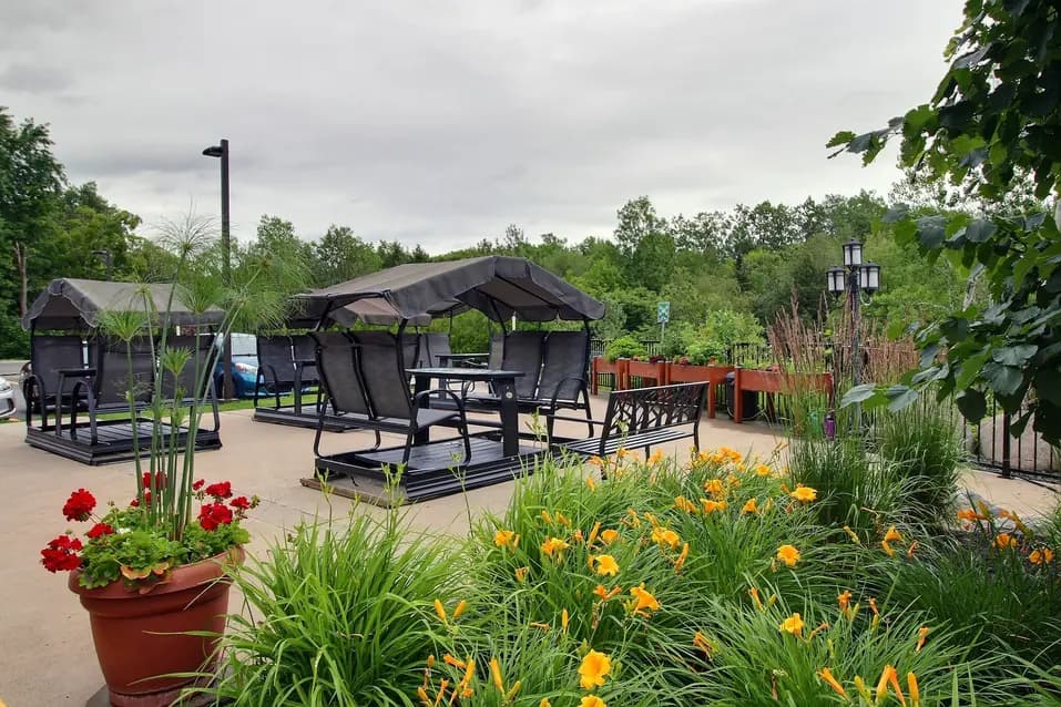 Salon extérieur à Chartwell des Rivières / Outdoor sitting area at Chartwell des Rivières