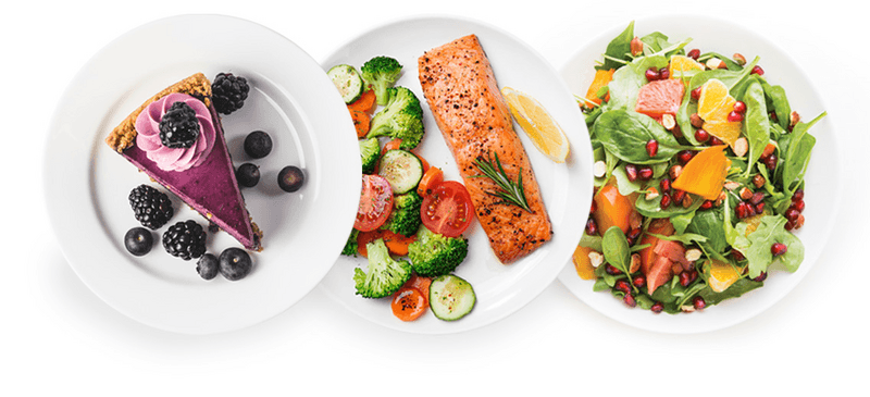 3 Plates of food -one with a pie, one with fish and one with salad. 3 assiettes de nourriture - une avec une tarte, une avec du poisson et une avec de la salade.