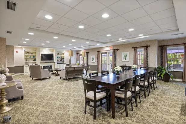 Lounge with television, fireplace and comfortable chairs at Chartwell Orchards / Salon avec télévision, cheminée et fauteuils confortables chez Chartwell Orchards