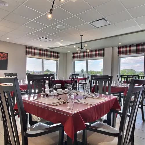 Salle à manger à Chartwell Shawinigan / Dining room at Chartwell Shawinigan