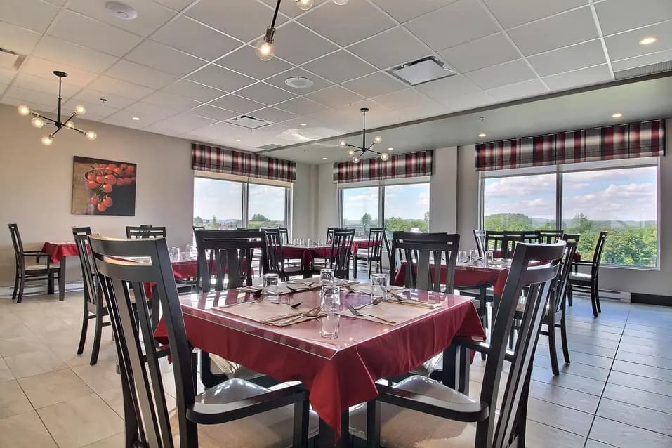 Salle à manger à Chartwell Shawinigan / Dining room at Chartwell Shawinigan