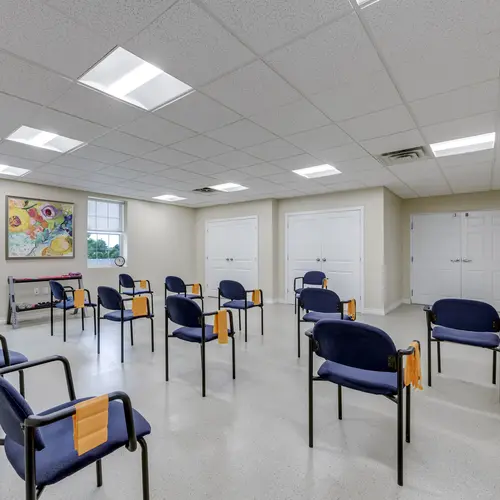 Fitness studio with seated exercise equipment and wellness programs space at Chartwell Welland / Studio de conditionnement physique avec équipement d’exercices assis et espace de mieux-être à Chartwell Welland