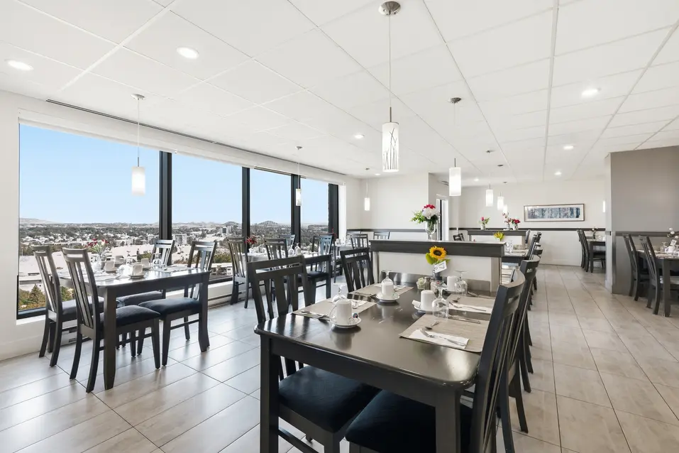 Salle à manger lumineuse avec vue panoramique à Chartwell Des Rivières / Bright dining room with panoramic views at Chartwell Des Rivières