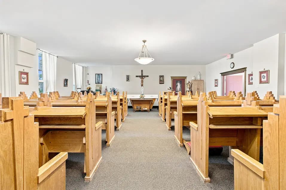 Chapelle avec bancs en bois et espace dédié aux services religieux au Chartwell Monastère d'Aylmer. / Chapel with wooden pews and dedicated space for religious services at Chartwell Monastère d'Aylmer.