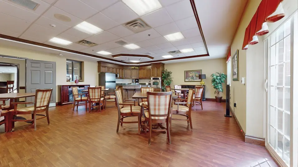 Country kitchen with table and chairs at Chartwell Franklin Park