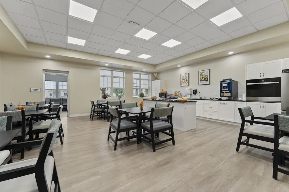 Country kitchen and dining area with seating for resident activities at Chartwell Royal Oak Village. / Cuisine de style champêtre et salle à manger avec places assises pour les activités des résidents au Chartwell Royal Oak Village.