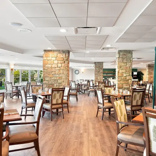 Salle à manger lumineuse avec nombreuses places assises et aire de repas conviviale au Chartwell Seigneuries du Carrefour. / Bright dining room with ample seating and welcoming dining space at Chartwell Seigneuries du Carrefour.