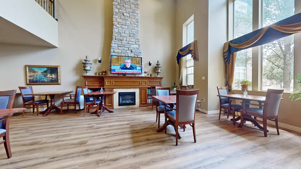 Common space with table and chairs at Chartwell Royal Oak Village