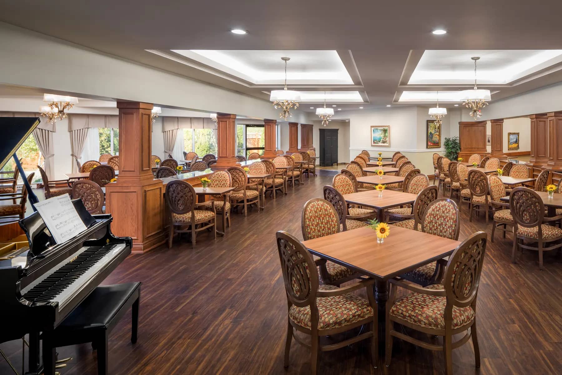 Dining room with a grand piano at Chartwell Thornhill / Salle à manger avec piano à queue chez Chartwell Thornhill