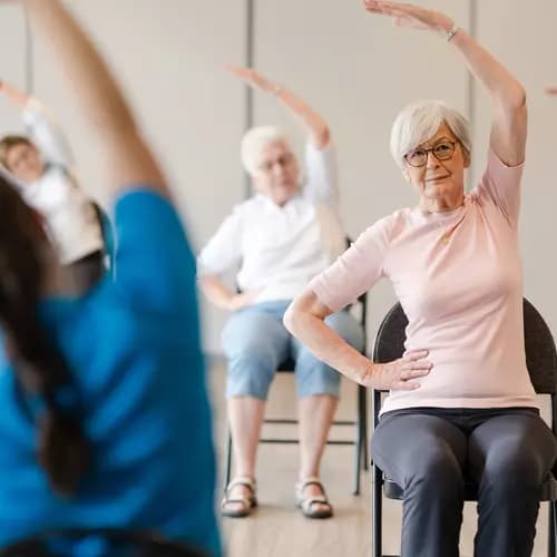 Chartwell senior residents exercise / Les résidents de Chartwell font de l'exercice