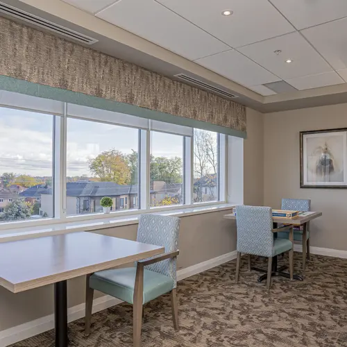 Lounge with wide window at Chartwell Erinview / Salon avec grande fenêtre à Chartwell Erinview