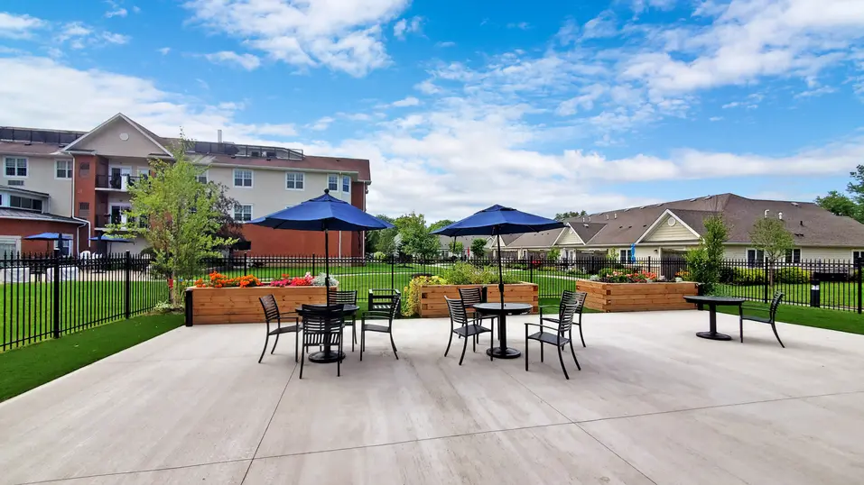 Patio with table, chairs and umbrella at Chartwell Welland