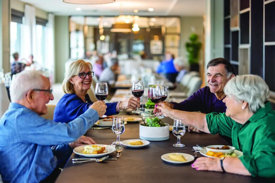 Senior couples are cheering with glasses of wines / Des couples âgés trinquent avec des verres de vin