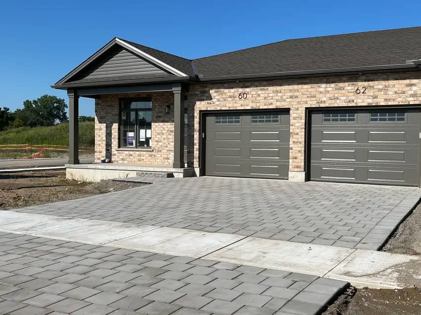 Front view of townhouse residence with attached garages at Chartwell Dorchester Terrace / Vue de façade d’une maison de ville avec garages attenants à Chartwell Dorchester Terrace