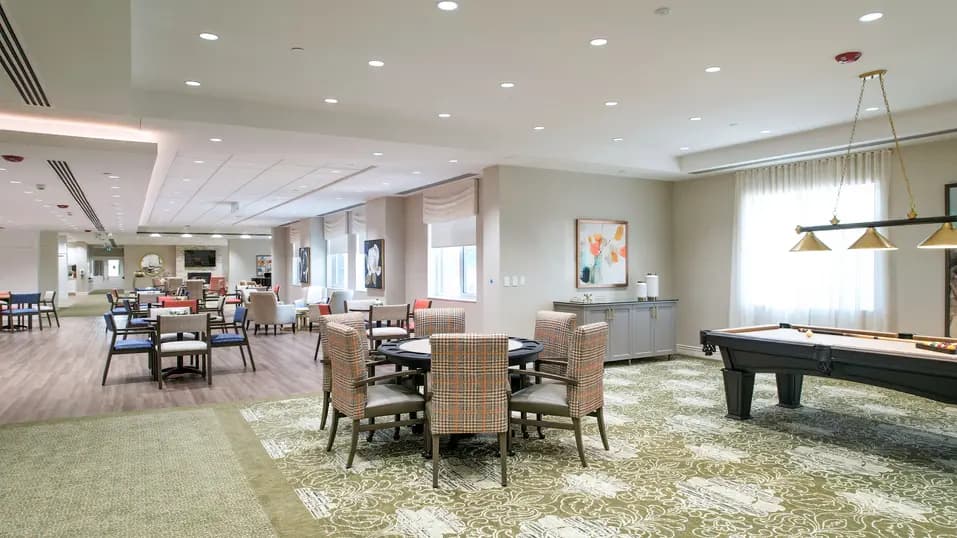 Alternative common area with table and chairs at Chartwell Highland Park