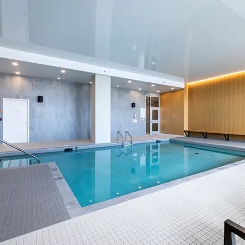 Piscine intérieure à Chartwell Azalis / Indoor pool at Chartwell Azalis