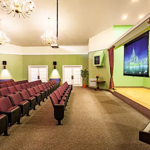 Cinema at Chartwell Oak Park Terrace / Cinéma à Chartwell Oak Park Terrace