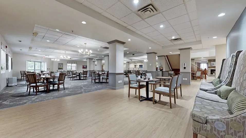 Common space with table and chairs at Chartwell Owen Sound