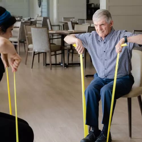 Chartwell senior residents exercise / Les résidents de Chartwell font de l'exercice