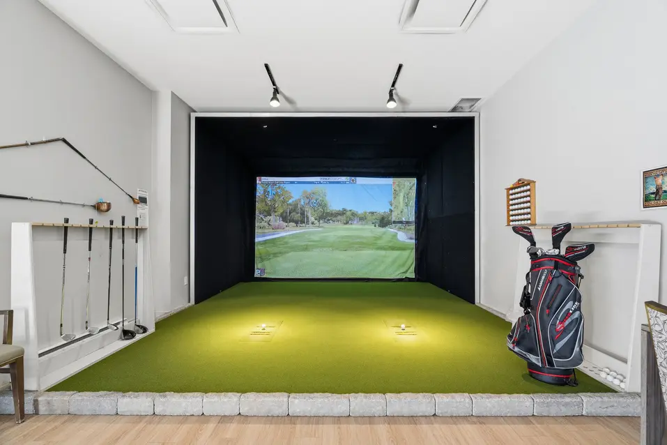 Simulateur de golf à Chartwell Le Prescott / Golf simulator at Chartwell Le Prescott